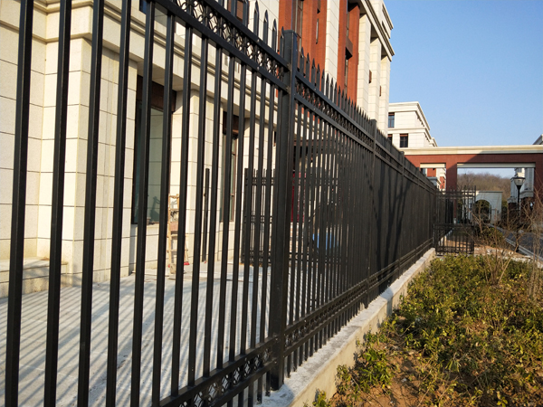 鋅鋼圍墻護(hù)欄.jpg