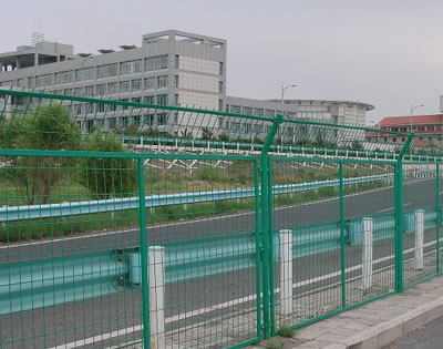 公路護(hù)欄網(wǎng)價(jià)格